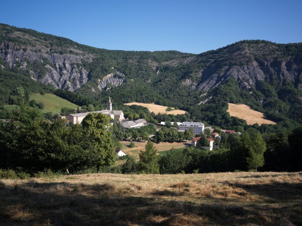 Vue plongeant du sanctuaire depuis la chapelle de Gyquière